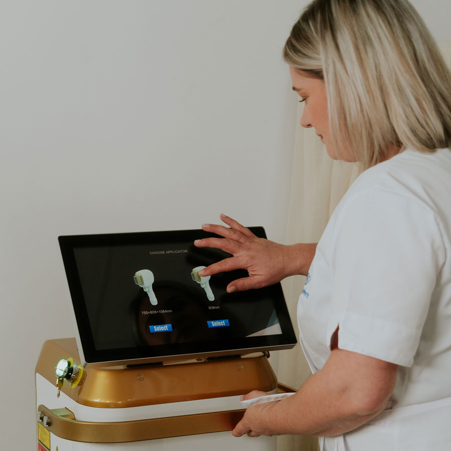 une esthéticienne démarre un protocole d'épilation laser